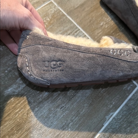 UGG Gray Cozy Ansley stud Sherpa-Lined Slippers NWOT - Picture 2 of 9
